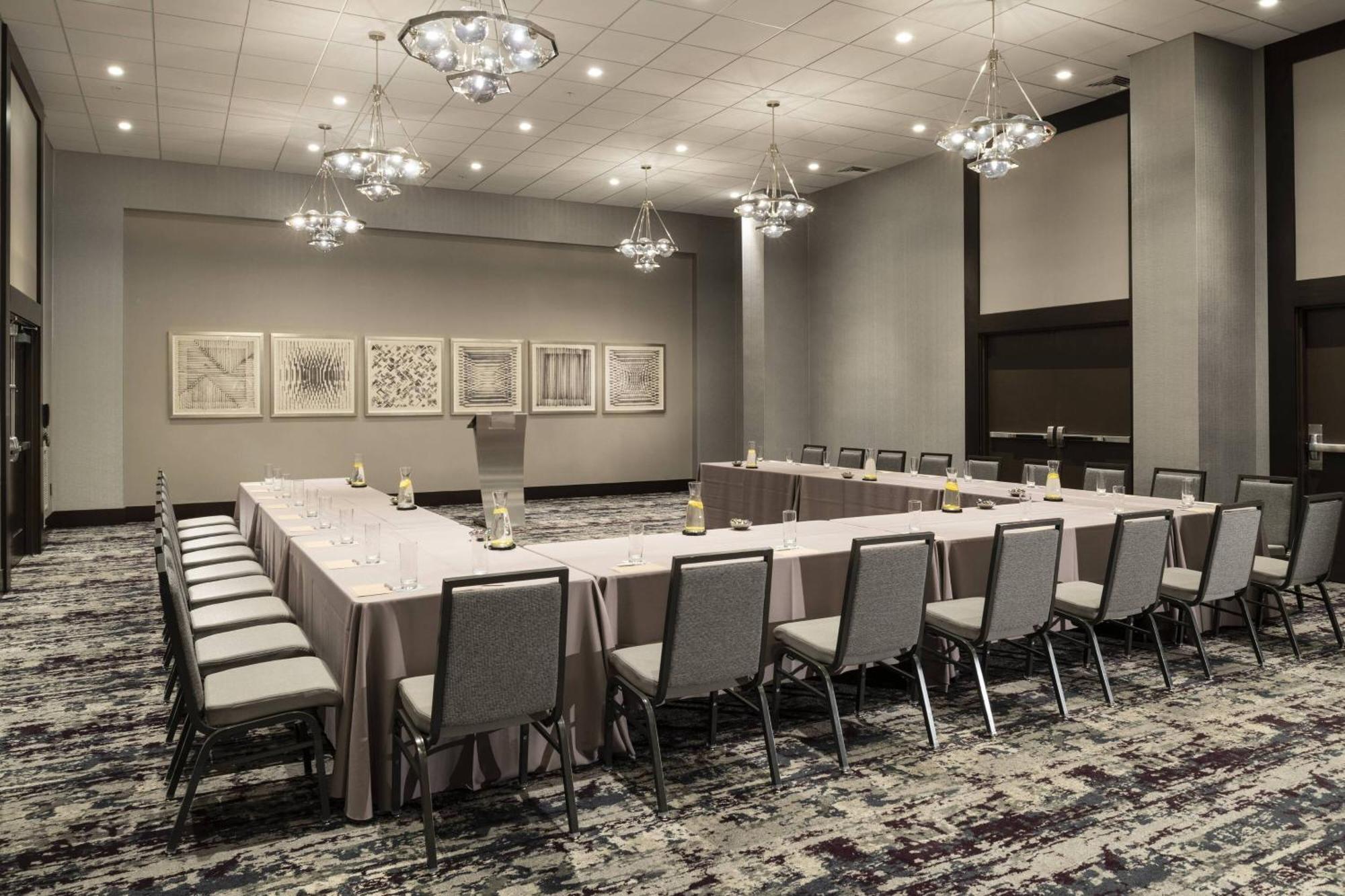 Hotel Renaissance Boston Patriot Place 3*